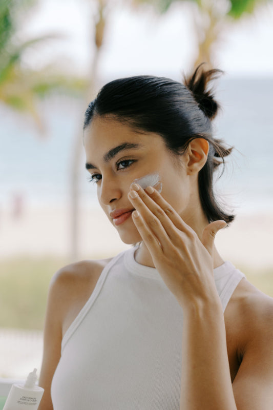 mineral sunscreen vs chemical sunscreen comparison woman applying mineral zinc oxide sunscreen to face